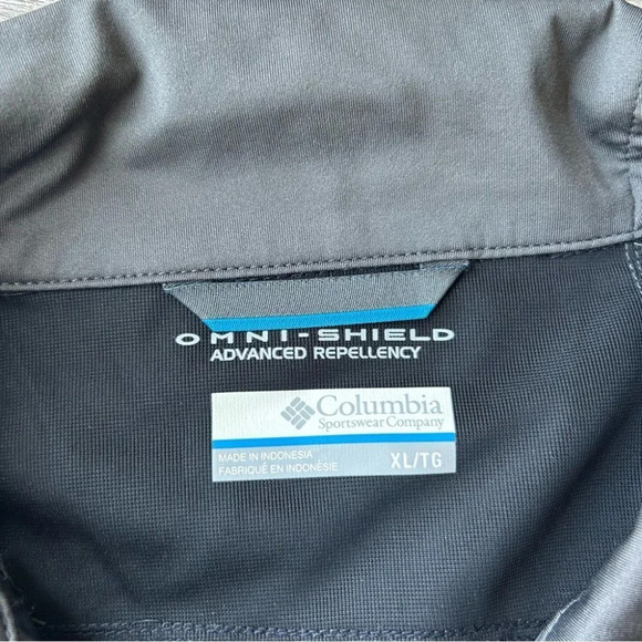 Columbia  Lightweight Stretchy Windbreaker Jacket - Picture 4 of 13